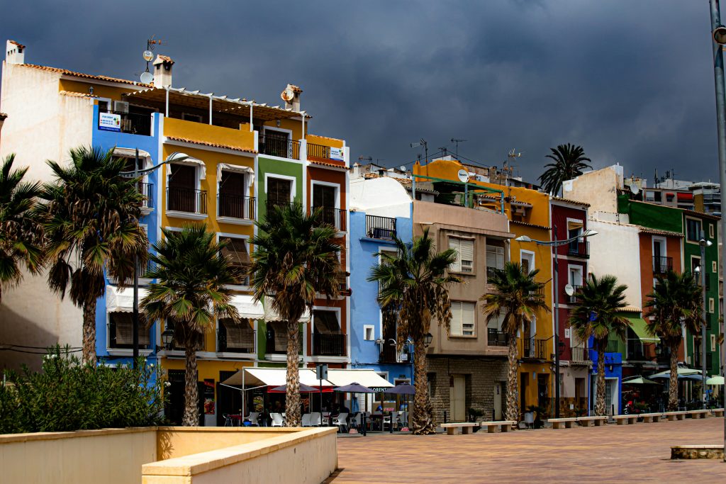 descubre villajoyosa uno de los pueblos cerca de alicante con playa